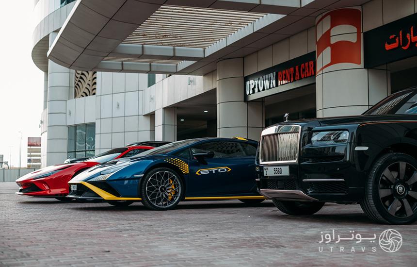 تصویری از سه ماشین پارک‌شده در کنار یکدیگر مقابل یک شرکت رنت خودروی اماراتی